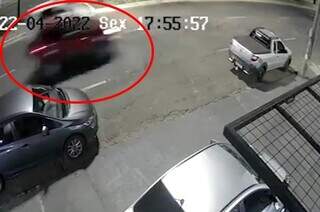 Câmera flagrou motorista fugindo após atingir adolescente. (Foto: Direto das Ruas)