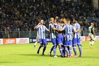 Jogadores comemorando a vitória no duelo desta noite (25). (Foto: Frederico Tadeu / Avaí F.C.)