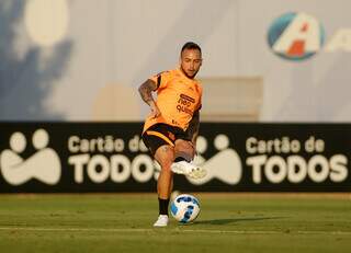 Volante Maycon faz o passe durante treino no Corinthians (Foto: Divulgação)