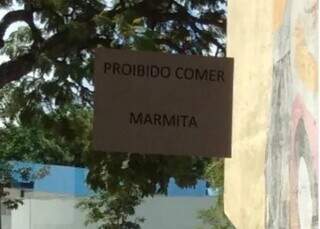 Placas proibindo comer marmita foram espalhadas pelas janelas do RU em Campo Grande. (Foto: Reprodução/Instagram)