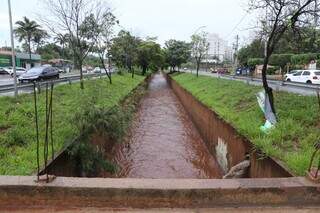 Córrego Segredo acima do nível normal após dia de chuva. (Foto: Kísie Ainoã/Arquivo)