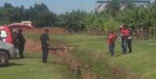 Policiais fazem vistoria no local onde corpo foi encontrado. (Foto: Direto das Ruas)
