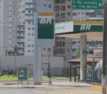Em posto de bairro, gasolina já é vendida a R$ 7,34 na Capital