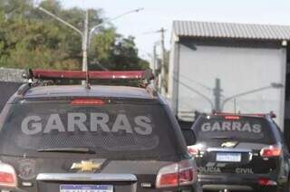 Viaturas do Garras que prenderam homem nesta segunda-feira (25). (Foto: Marcos Maluf)
