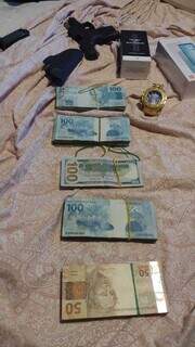 Dinheiro, relógio, arma e celular apreendidos na operação de ontem. (Foto: Divulgação)