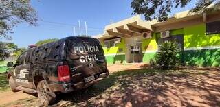 Viatura da Polícia Civil na frente de delegacia, onde o caso foi registrado. (Foto: Ponta Porã Informa)