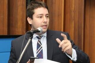 Deputado João Henrique Catan durante sessão da Assembleia. (Foto: Alems/Divulgação)