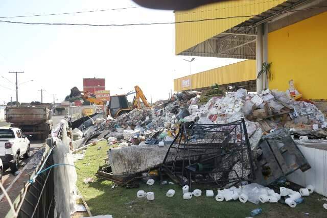 Ap&oacute;s inc&ecirc;ndio, atacadista joga toneladas de alimentos e produtos no lixo
