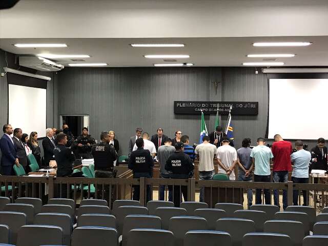 Em julgamento de 19h, grupo &eacute; condenado a mais de 250 anos por decapitar jovem
