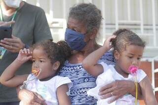 Maria Aparecida, 64, e as gêmeas, de 3 anos, estão todas vacinadas contra a influenza. (Foto: Marcos Maluf)