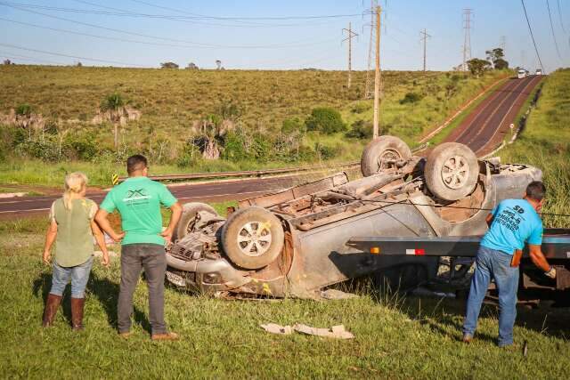 Pecuarista escapa ilesa de capotagem com caminhonete na BR-262 