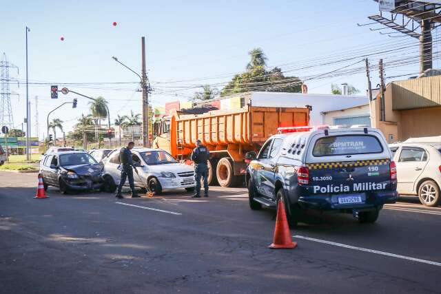 Colis&atilde;o deixa motorista ferida e tumultua tr&acirc;nsito na Avenida Joaquim Murtinho 