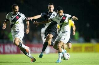 Jogadores em campo durante a partida desta noite. (Foto: Daniel Ramalho/Vasco)