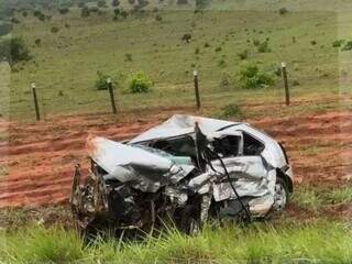 Carro que a família ocupava ficou destruído após colisão. (Foto: Arquivo/MS Todo Dia)