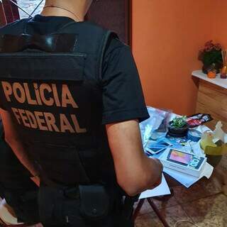 Polícia Federal durante cumprimento de mandados em MS. (Foto: Divulgação/PF)