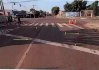 Foto do local feita pela perícia mostra semáforos e marcas de frenagem no cruzamento. (Foto: Reprodução)