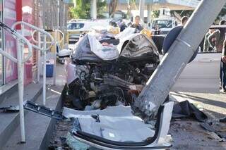 Ford Ka ficou destruído após colisão com poste na Avenida Júlio de Castilho. (Foto: Arquivo/Kisie Ainoã)