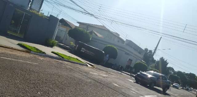 Condutor n&atilde;o v&ecirc; placa &ldquo;escondida&rdquo; por &aacute;rvore e Jeep tomba ao bater em Fiat