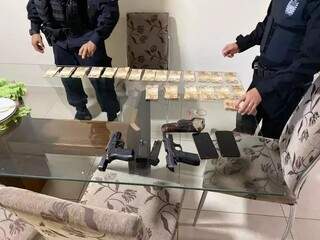 Policiais do Gaeco ao lado de dinheiro e armas apreendidas nas buscas de hoje. (Foto: Divulgação)