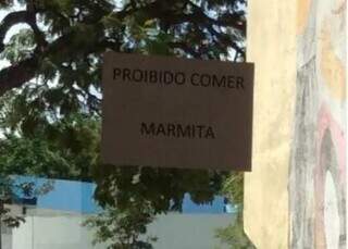 Mensagem colada no vidro do Restaurante Universitário da UFMS causou polêmica. (Foto: Direto das Ruas)
