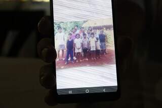 No celular, ele guarda foto antiga ao lado dos familiares. (Foto: Paulo Francis)