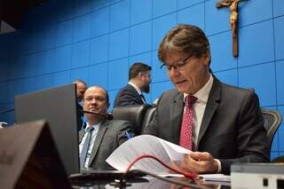 Deputado estadual Paulo Duarte (PSB) lendo o relatório. (Foto: Luciana Nassar)