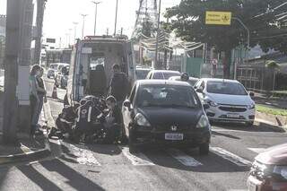 Samu atendendo vítima de acidente no cruzamento da Zahran com Sebastião Lima. (Foto: Marcos Maluf)