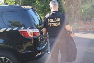 Policial após apreender objetos na casa de investigado. (Foto: Divulgação/PFMS)