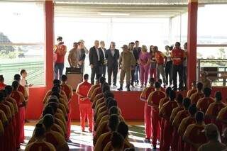 Em solenidade, estudantes presetaram contigência e cantaram hino do Mato Grosso do Sul durante solenidade. (Foto: Kisie Ainoã)