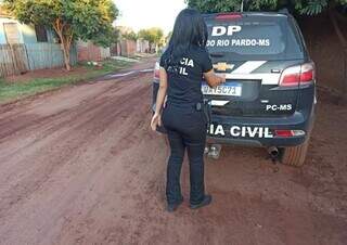 Viatura da polícia durante prisão de mulher, em Ribas do Rio Pardo. (Foto: Divulgação/PCMS)