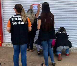 Fiscais da Vigilância Sanitária durante a interdição do local. (Foto: Divulgação)