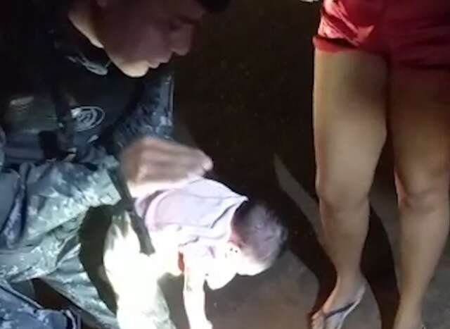 Policiais salvam beb&ecirc; engasgado no Jardim Colibri e levam fam&iacute;lia para hospital