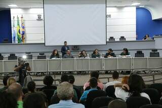 Membros da mesa em audiência pública sobre acesso à cannabis medicinal na Câmara de Vereadores da Capital. (Foto: Kísie Ainoã)