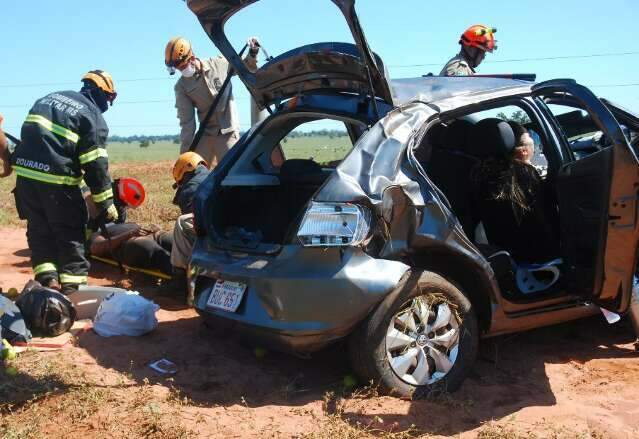 Após pneu estourar, carro capota e duas pessoas ficam presas às ferragens