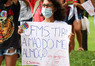 Com cartazes em alusão ao reitor da UFMS, alunos protestaram contra condições de alimentação na instituição. (Foto: Henrique Kawaminami)
