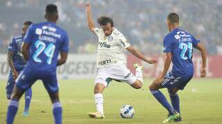 O jogador Gustavo Scarpa, do Palmeiras, em jogo contra o Emelec. (Foto: Cesar Greco)