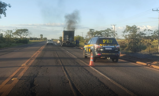 Caminhão foi encontrado destruído por fogo na BR-158. (Foto: Rádio Caçula)