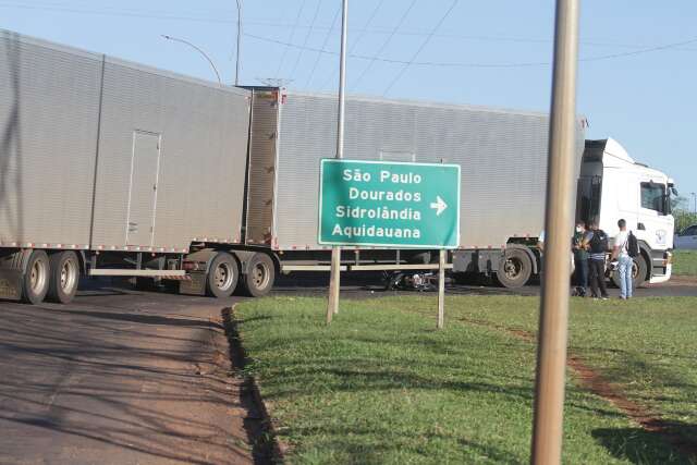 Acidente com caminh&atilde;o de 30 metros trava tr&acirc;nsito na sa&iacute;da para Tr&ecirc;s Lagoas