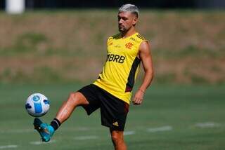 Arrascaeta, meia do Flamengo, brinca com a bola antes de treino. (Foto: Divulgação)