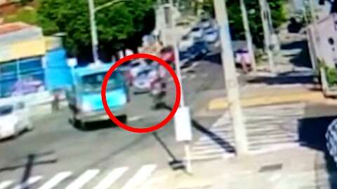 Vídeo mostra motociclista sendo atingido por caminhão ao tentar ultrapassagem