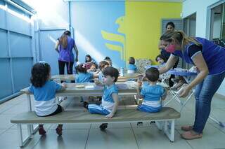 Com o refeitório preparado, a alimentação também faz parte do ensino e por isso, além de balanceada, é focada na alimentação saudável dos nossos alunos. (Foto: Kísie Ainoã)