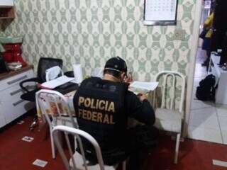 Policiais federais durante cumprimento de mandados na Operação Área Restrita, nesta manhã (28). (Foto: Divulgação/PF)