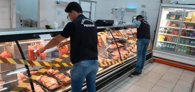 Fiscais encontram produtos vencidos e suspendem atividade de a&ccedil;ougue 