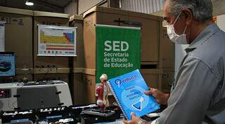 Governador Reinaldo Azambuja (PSDB) com material de laboratórios. (Foto: Secom)