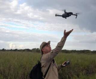 Militar controlando drone na região onde o idoso desapareceu. (Foto: Reprodução) 