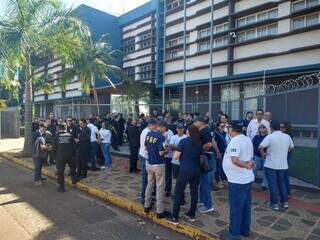Policiais em frente à Superintendência Regional da Polícia Federal em Campo Grande. (Foto: Cleber Gellio)