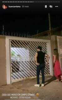 Luan e a namorada em frente à residência onde o cantor morou. (Foto: Reprodução)
