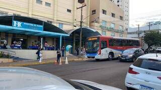 Ônibus parado em frente ao hospital. (Foto: Direto das Ruas)
