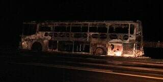 Ônibus destruído por incêndio na BR-267. (Foto: Corpo de Bombeiros)
