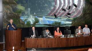 Governador Reinaldo Azambuja (PSDB) discursando ao lado da mesa de autoridades do auditório do Bioparque. (Foto: Bruno Rezende) 